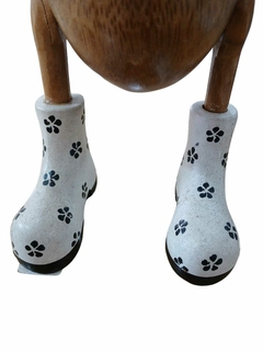 Pato de Botas Branco com flores pretas entalhados manualmente na madeira, tamanho M 35 cm (Com avaria, mancha na bota)