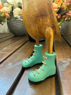 Pato de Botas Turquesa entalhados manualmente na madeira, tamanhos G 50 cm (Com avaria, detalhe na pata) - loja online