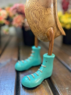 Pato de Botas Turquesa entalhados manualmente na madeira, tamanhos G 50 cm (Com avaria, detalhe na pata)