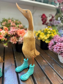Pato de Botas Turquesa entalhados manualmente na madeira, tamanhos G 50 cm (Com avaria, detalhe na pata) - Toko Artesanato e Decorações