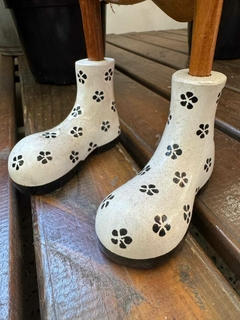 Imagem do Pato de Botas Branco com flores pretas entalhados manualmente na madeira, tamanho M 35 cm (Com avaria, mancha na bota)