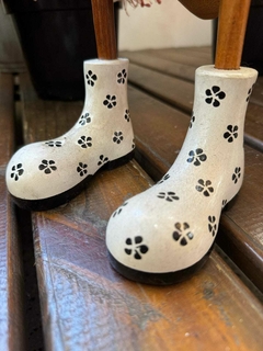 Pato de Botas Branco Flores Preta entalhados manualmente na madeira, tamanhos G 50 cm (Com avaria, com manchas na bota) na internet