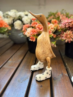 Pato de Botas Branco com flores pretas entalhados manualmente na madeira, tamanho M 35 cm (Com avaria, mancha na bota) na internet