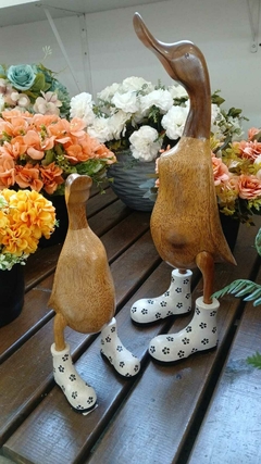 Pato de Botas Branco Flores Preta entalhados manualmente na madeira, tamanhos G 50 cm (Com avaria, com manchas na bota) - comprar online