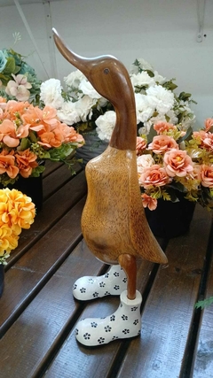 Imagem do Pato de Botas Branco Flores Preta entalhados manualmente na madeira, tamanhos G 50 cm (Com avaria, com manchas na bota)
