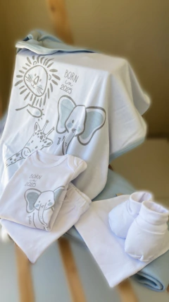 Imagen de ELEFANTITO CELESTE • NEW BORN 2025 / AJUAR 5 PIEZAS