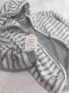 RAYITAS GRISES | CAMPERA CON CAPUCHA PLUSH - comprar online