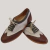 Par de zapatos abotinados VIR SUELA en colores marrón, blanco y verde oliva con detalles perforados y cordones beige