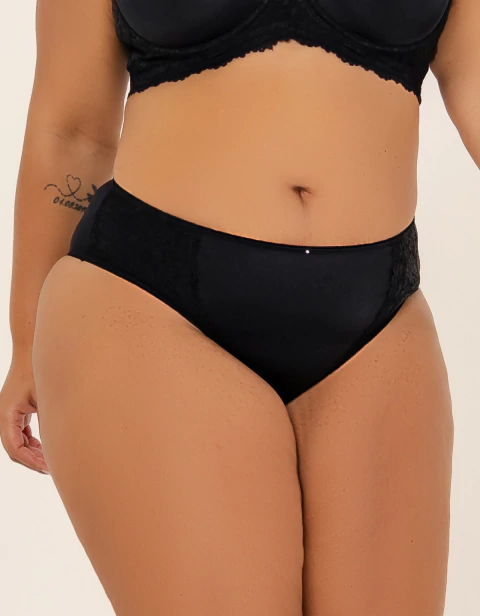 CALCINHA PLUS COM DETALHE DE RENDA NA LATERAL BRILHO INTIMO