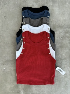 musculosa tachas corta