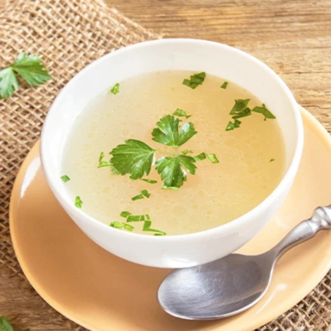 Caldo de colágeno natural con perejil fresco
