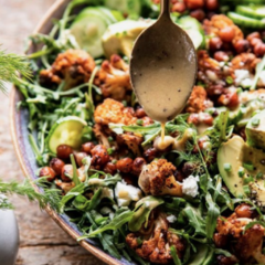 Ensalada de coliflor, palta, garbanzos, zuchini, rucula y aderezo de miel.