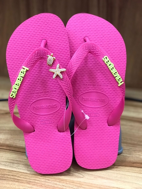 HAVAIANAS TOP + PLACA METÁLICA + PIN ESTRELA DO MAR + PIN TARTARUGA MARINHA