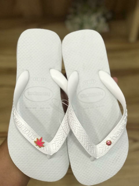 HAVAIANAS TOP + PIN FOLHA ROSA + PONTO DE LUZ ROSA DOURADO