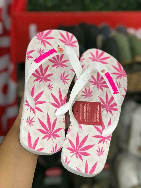 H. TOP ESTAMPADA FOLHA ROSA+ PLACA + PIN FOLHA ROSA + PONTO DE LUZ