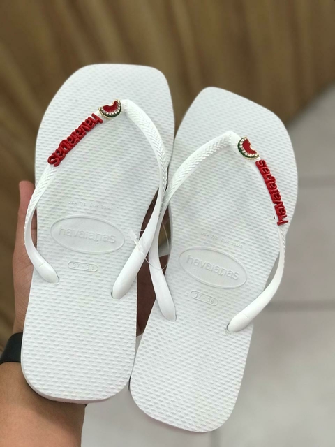 HAVAIANAS SLIM SQUARE - BRANCO + PLACA LOGO VERMELHO + PIN MELANCIA - comprar online