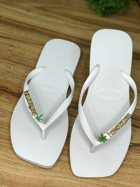 HAVAIANAS SLIM SQUARE BRANCO + PLACA LOGO DOURADO + PIN FOLHA - comprar online