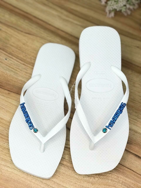 HAVAIANAS SLIM SQUARE BRANCO + PLACA LOGO AZUL METÁLICO + PIN PONTO DE LUZ AZUL - comprar online