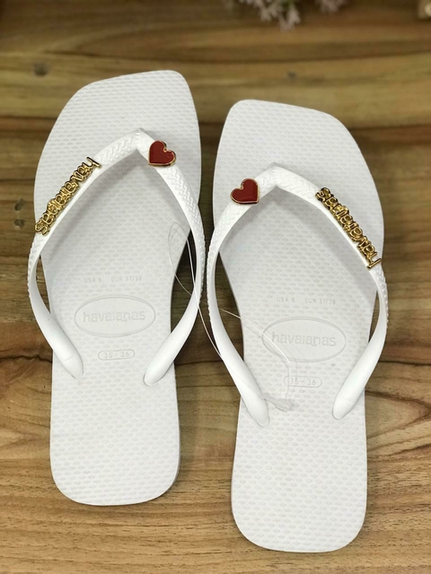 HAVAIANAS SLIM SQUARE BRANCO + PLACA LOGO DOURADO + PIN CORAÇAO - comprar online