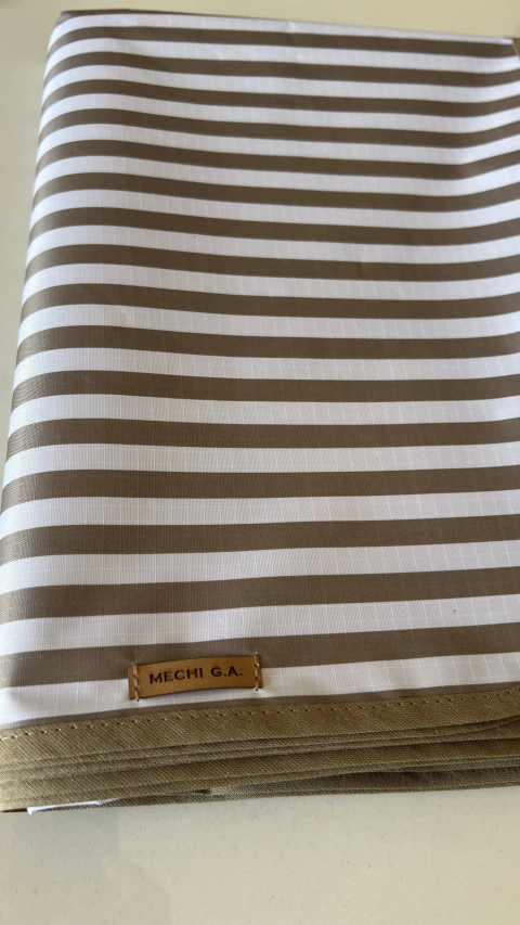 MANTEL ENGOMADO A RAYAS BEIGE CON CINTA