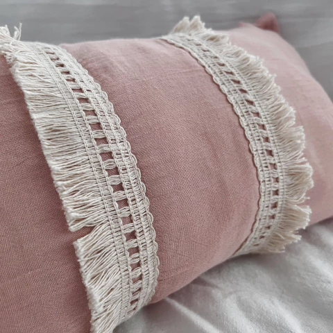 ALMOHADON SHABBY CON FLECOS 30X50