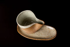 Xícara em cerâmica com pires na internet