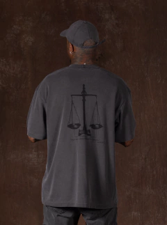 Camiseta Oversized - Balança do Equilíbrio na internet