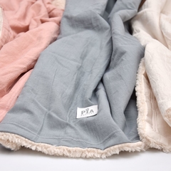 Manta de Corderito y Tussor reversible Gris - PIA Básicos