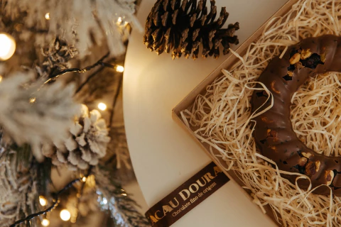 Guirlanda de chocolate 70% com amêndoa, pistache e cranberry - 140g