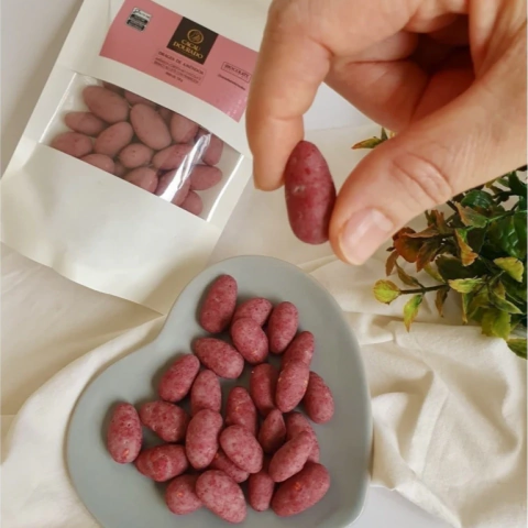 Drageado de amêndoa chocolate branco framboesa - 120g - pouch