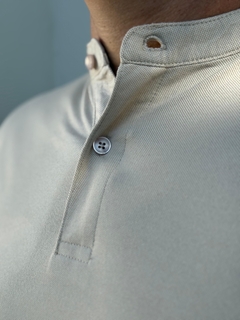 Camiseta Henley Bege na internet