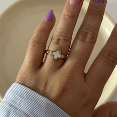 Anillo acero dorado trebol blanco - comprar online