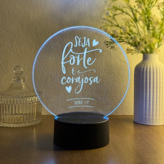 Luminária LED em Acrílico - Josué 1:9 - Seja Forte e Corajosa