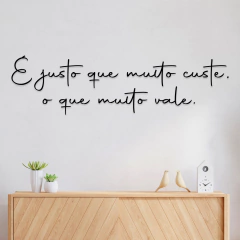 Frase Decorativa em MDF - É justo que muito custe, o que muito vale.