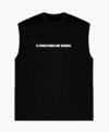 El modelo nolo que quieras sobre musculosa negra
