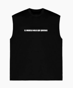El modelo nolo que quieras sobre musculosa negra