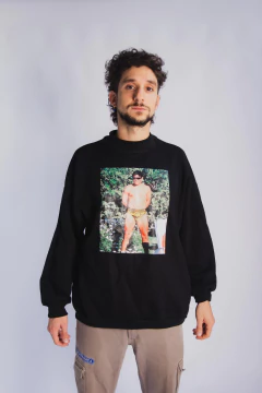 Diego with the golden tanga (Buzo negro cuello alto) en internet