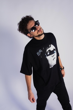 GIROS (Remera negra cuello alto)