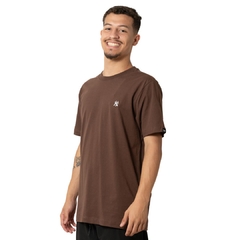 Camiseta New Era Mini Bordado Neyyan Marrom - comprar online