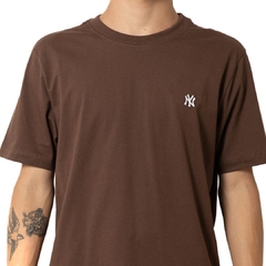 Camiseta New Era Mini Bordado Neyyan Marrom na internet