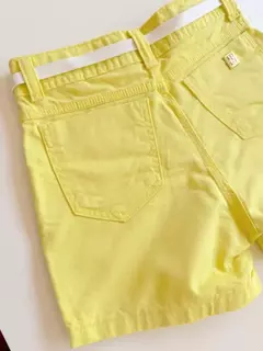 Short Jeans Infantil Juvenil Amarelo com Cinto 21 - comprar online