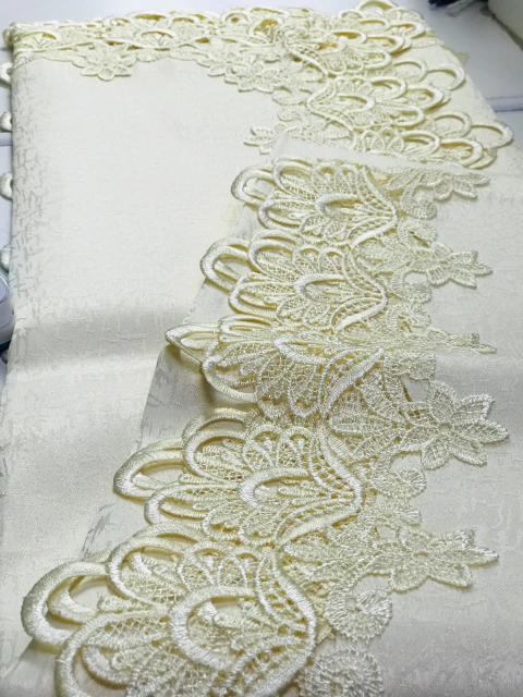 Toalha de Mesa Importada 1.40 X 1.40 Bege Claro