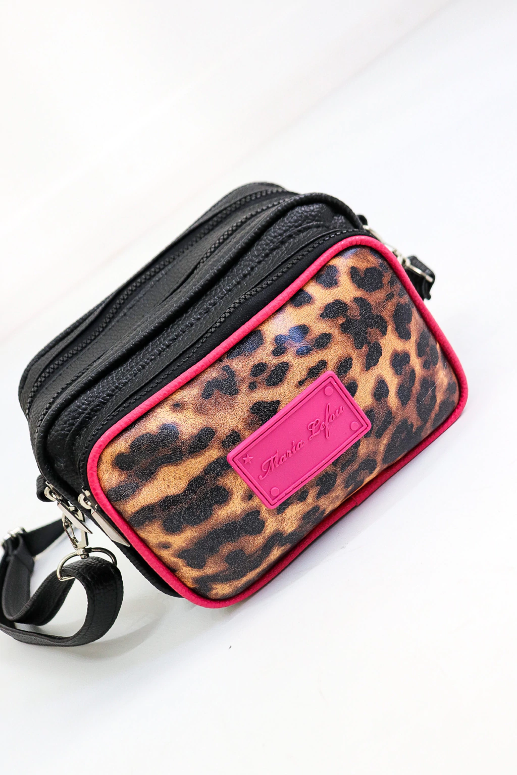 bandolera camerlla animal print combinada con logo fucsia
