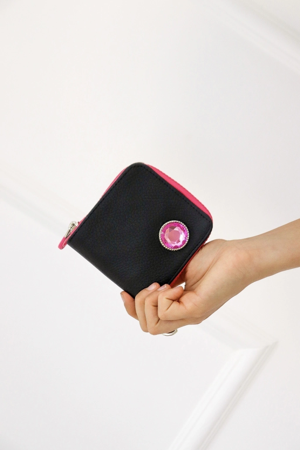 billetera marion negra con aplique fucsia