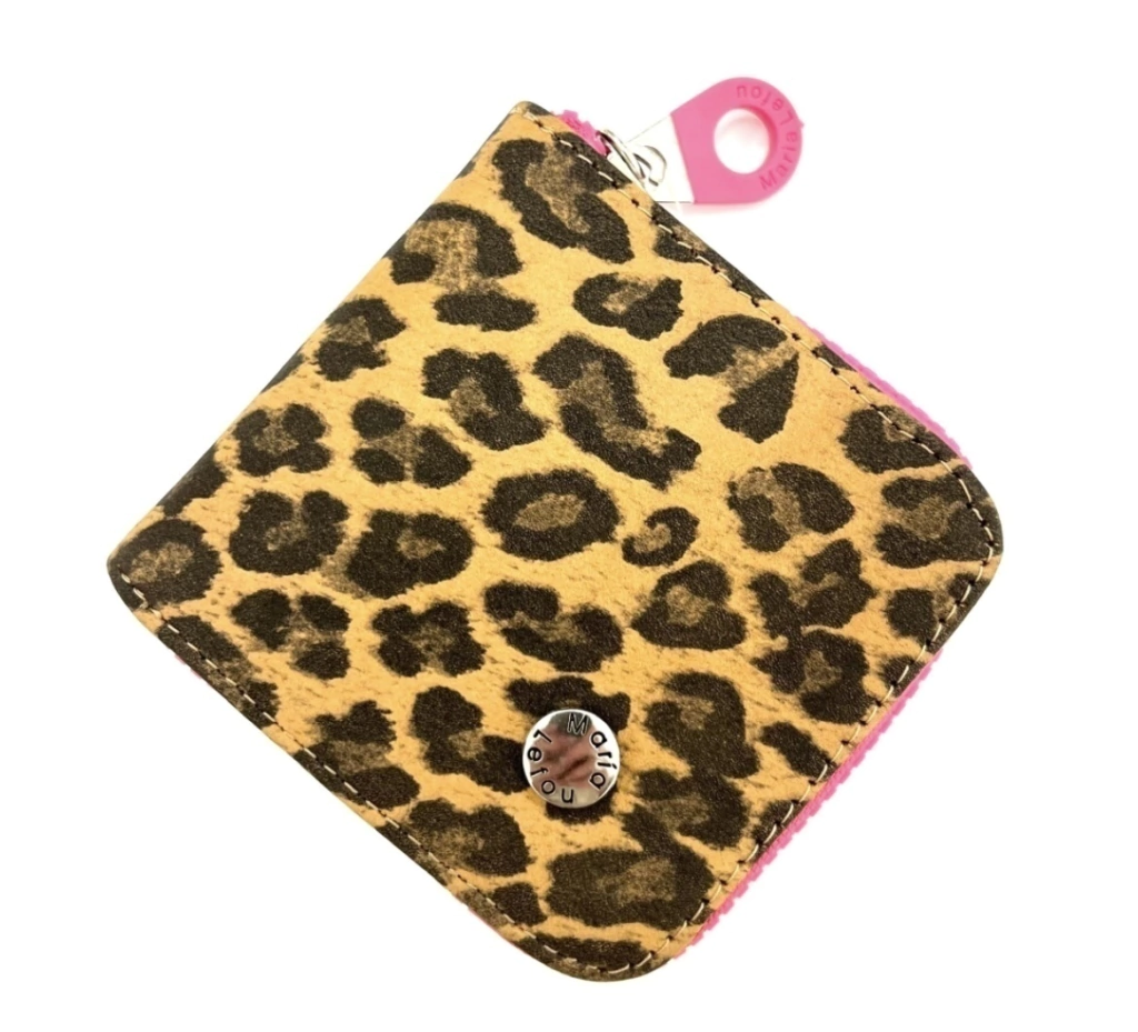billetera marion animal print , cierre fucsia