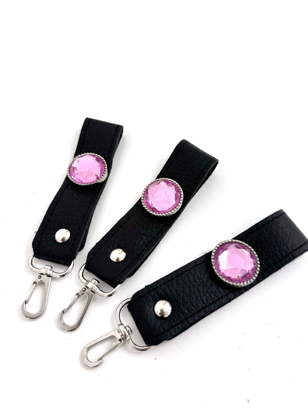 llavero matilda negro con aplique rosa