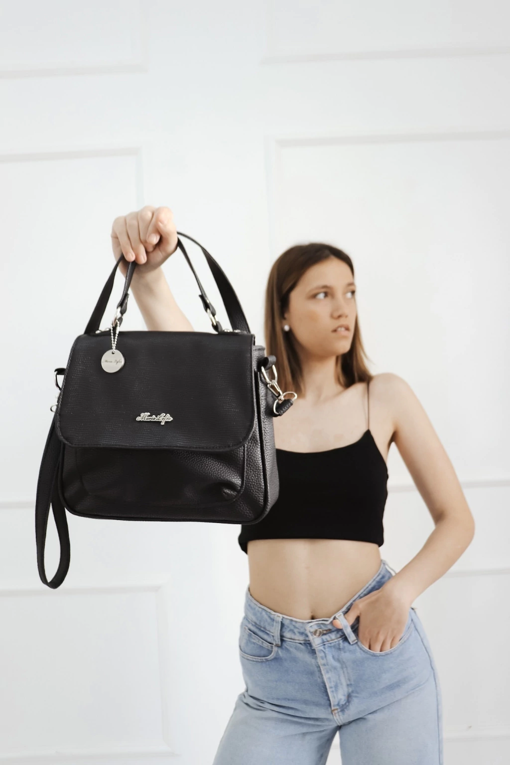 Bandolera Josefina negra con solapa opaca