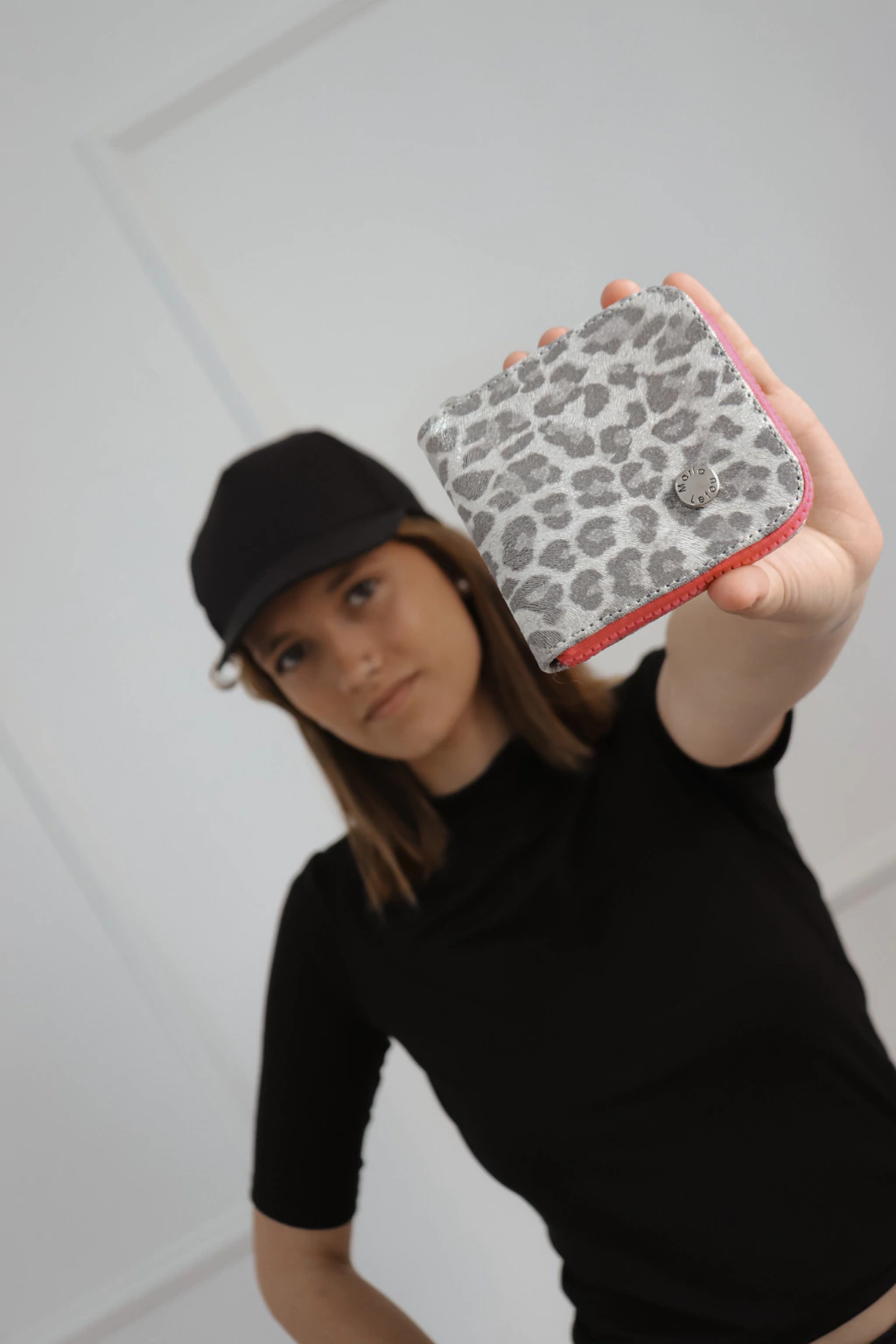 billeteras marion print gris con fucsia