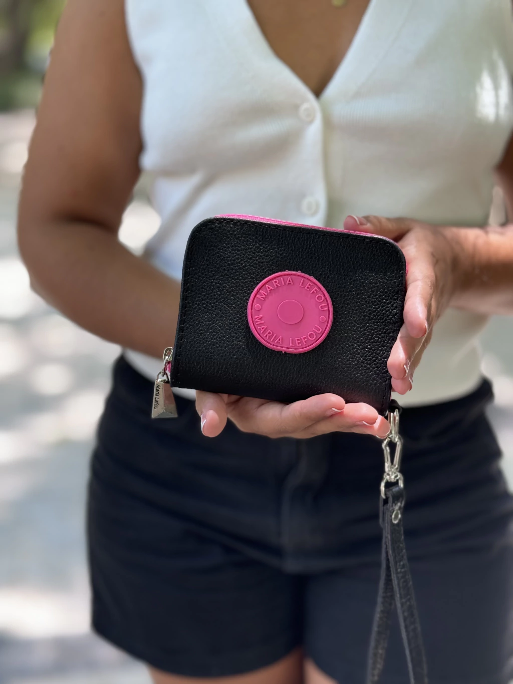 billetera olivia negra con fucsia logo redondo