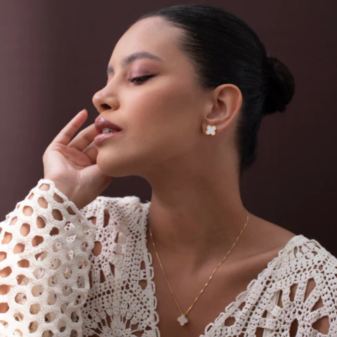 Conjunto Inspiração Trevo na cor branca banhado em Ouro 18k - comprar online